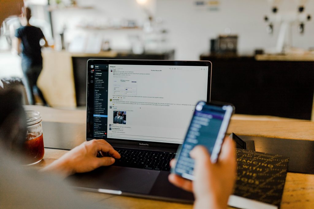 slack-aberto-no-laptop-em-cafe